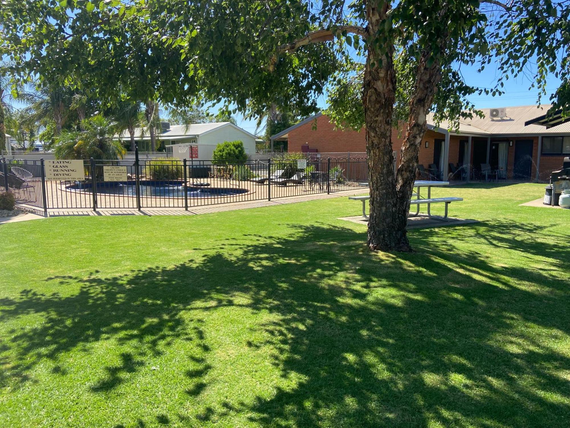 Ashleigh Court Motor Inn Mulwala Exterior photo